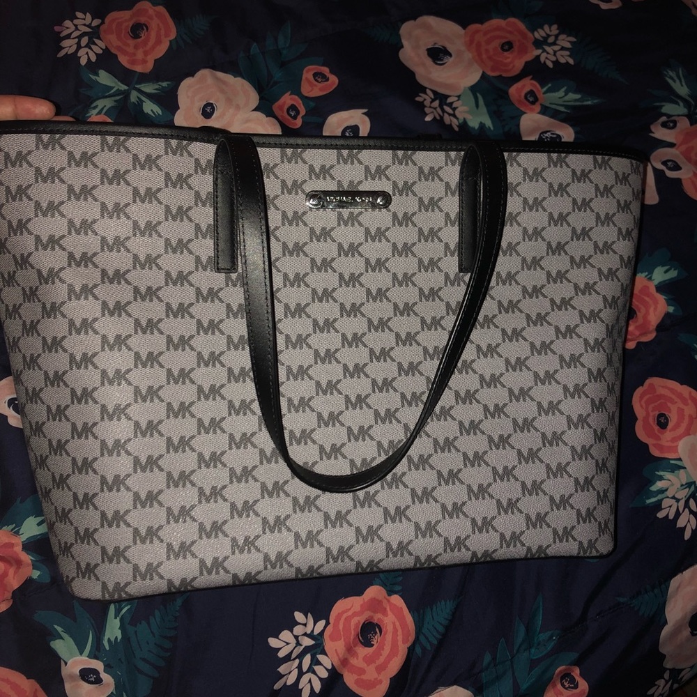 Authentic Michael Kors tote. Large!